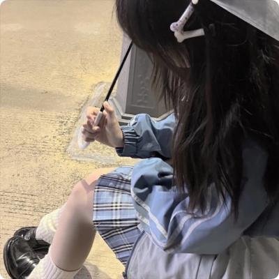 坐在酒吧里吃蛋糕